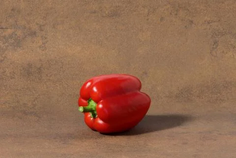 Image of a single red bell pepper on the table. Foto stock