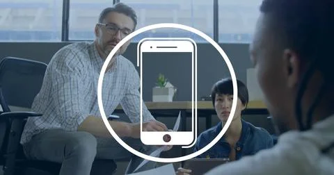 Image of smartphone icon and data processing over diverse business people in 库存照片