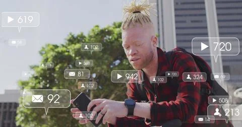 Image of social media data processing over albino man using smartphone in city Foto stock