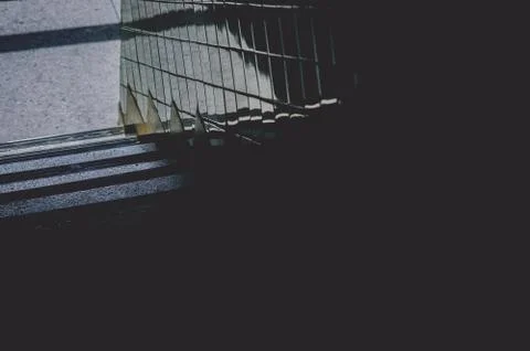The image of the stairs in the shadows and the third light shines into the si Stockfoto's