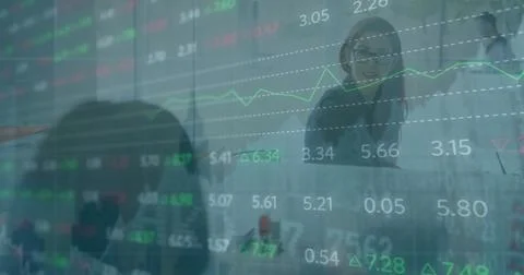 Image of stock market data processing over caucasian businesswoman using laptop Foto stock