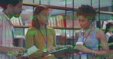 Image of stock market data processing over diverse colleagues discussing over 库存照片