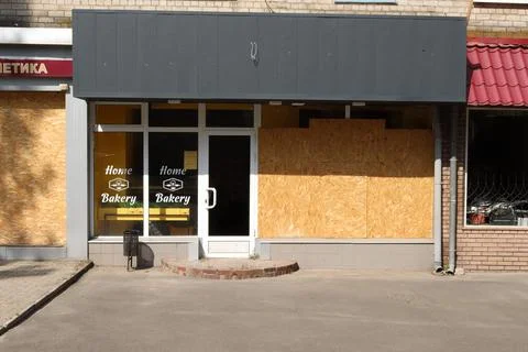 Image of a store with boarded up windows that stopped working due to close .. Foto stock