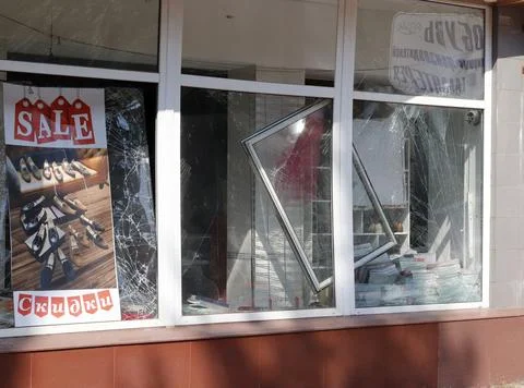 Image of a store with boarded up windows that stopped working due to close .. Foto stock