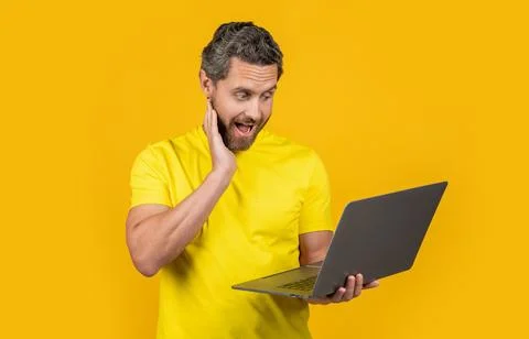 Image of surprised man programmer with laptop. man programmer isolated on yellow 스톡 사진