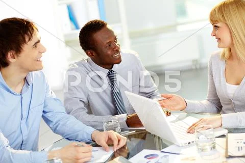Image of three confident business partners interacting at meeting Stock-Fotos