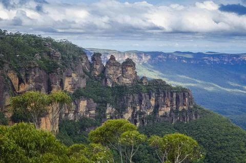 Image of the Three Sisters rock formation in the Blue Mountains Stock Photos