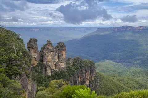 Image of the Three Sisters rock formation in the Blue Mountains Stock Photos