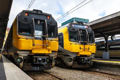 An image of a train sitting at a station platform. The platform is located in Foto stock