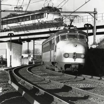 Image of two intersecting Electirsche train sets matt. 1954 of the N.S. At... Stock Photos
