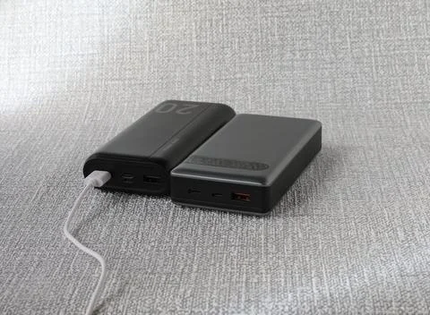 Image of two powerful mobile power banks with a capacity of 20,000 milliamps. Foto stock
