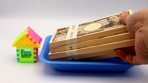 Image video showing how to pay a down payment on a house. Stock Footage 336535065