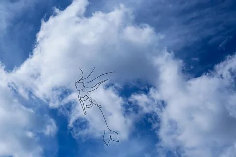 Imagination and creativity. Fluffy cloud resembling mermaid in blue sky, dr.. Foto stock