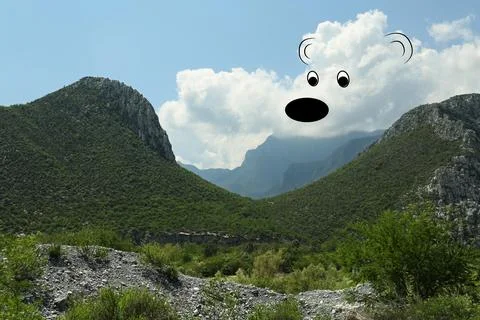 Imagination and creativity. Fluffy cloud in shape of bear with drawn outlin.. Foto stock