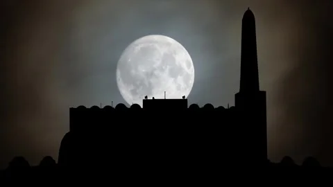 Imam Muhammad ibn Abd al-Wahhab Mosque, Time Lapse by Night with Full Moon, Doha Vídeo Stock 267685443