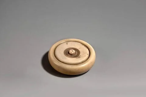 ï»¿Manju (a type of netsuke) with a recessed flat lid with a round handle. Stock Photos