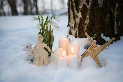 Imbolc pagan ritual elements with brigids cross and candles Stock-Fotos