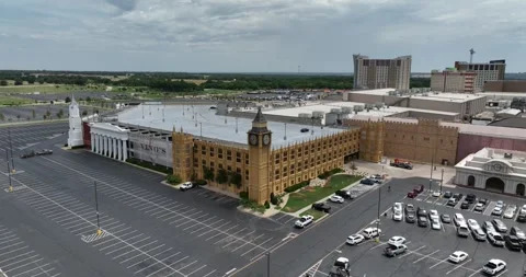 Imitation Big Ben Tower Clock on a Parking Ramp Aerial Thackerville Oklahoma Vidéo 335674826