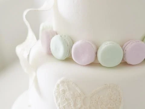 An imitation wedding cake coordinated with macaroons. Foto stock
