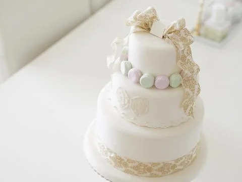 An imitation wedding cake coordinated with macaroons. Foto stock
