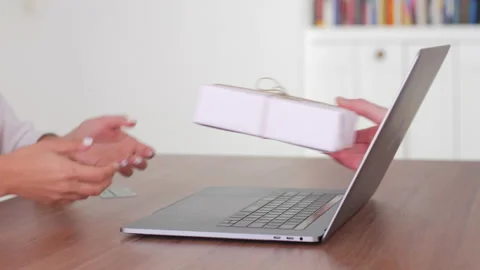 Immediate delivery through screen when shopping online Vídeo Stock 132361192