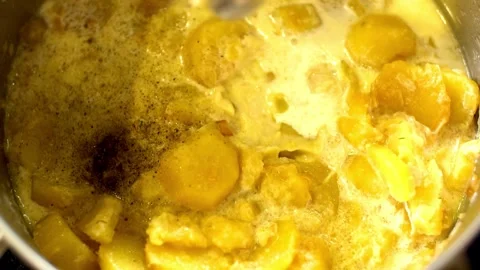 Immersion blender pureeing yellow vegetables in a large pot Video stock 333834162