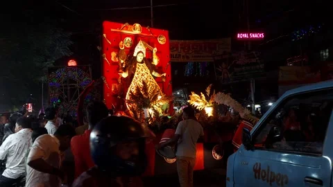 Immersion procession of goddess kali heading towards  the  Ganges Stock-Footage 219954662
