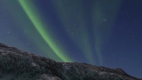 Immersive 4K animation capturing the mystical allure of the Aurora Borealis in Stock-Footage 334658871