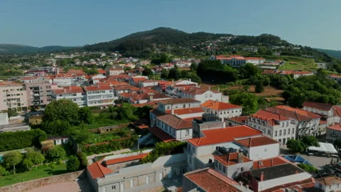 Immersive aerial drone view capturing the charming, sun-drenched townscape of Vídeos de archivo 336281926