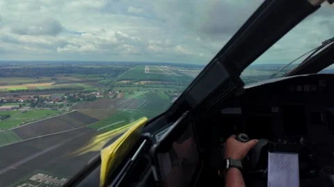 Immersive Cockpit View in the Final Approach to Munich Airport Runway in a Vidéo 348777576