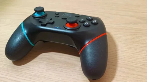 Immersive Gaming Experience Awaits with this Wireless Controller Optimized for 動画素材 318310886