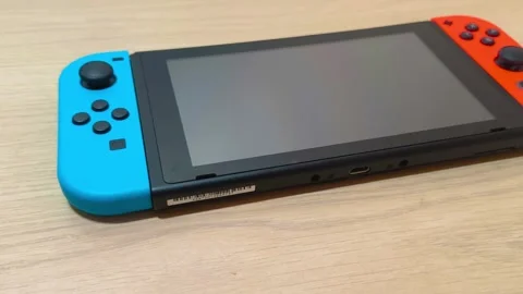 Immersive handheld gaming console action for a fun-filled experience, offering a 動画素材 318310987