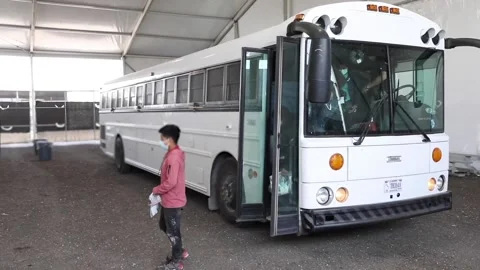 Immigrants disembark from bus at temporary processing facility in Donna, Texas Vídeos de archivo 151251686