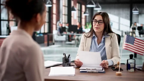 Immigration Lawyer Preparing Client For US Visa Interview Vidéo 328714818