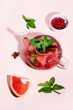 Immunity boosting drink. Mint Tea with cranberries, grapefruit and spices in Stock-Fotos
