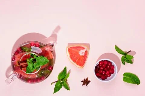 Immunity boosting drink. Mint Tea with cranberries, grapefruit and spices in Foto stock