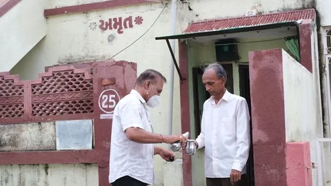 Immunity juice is being distributed by one person Vídeo Stock 246862306