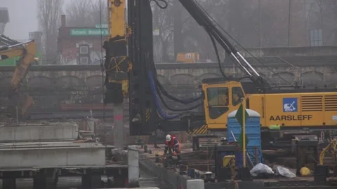 Impact pile driver on board the barge. New bridge construction site. 4357 库存影片 147262283