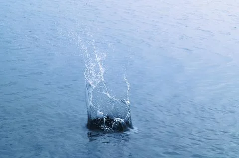 Impact splash on water surface Stockfoto's