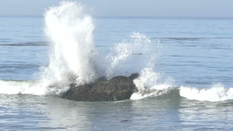 Impact of Wave Hitting Rock in Ocean 스톡 동영상 195869778