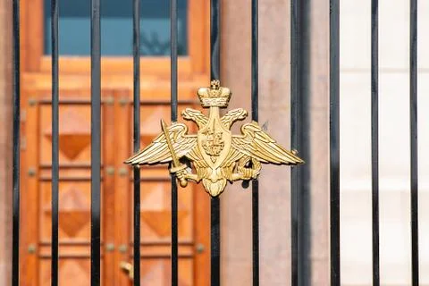 Imperial Russian double eagle with Saint George on the forged gate Foto stock