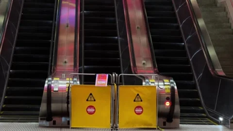 The implementation of escalators equipped with safety barriers in public spaces Vidéo 291512992