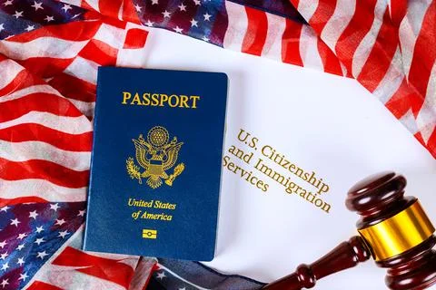 Important documents for U.S. citizenship process with passport, gavel, immi.. Foto stock