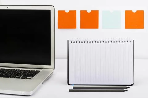 Important Messages On Notebook And Lap Top On Desk With Notes And Pencils Foto stock