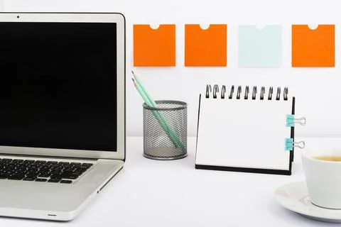Important Messages On Notebook And Lap Top On Desk With Notes, Pencils And Cup 스톡 사진