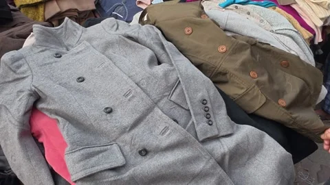 Imported Used Women’s Winter Clothes – Dhaka New Market Street Stall Vídeos de archivo 323901126