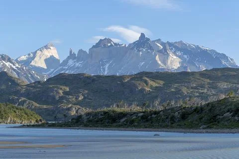 Imposing mountain range on Lago Grey, Torres del Paine National Park, Parque Fotos Stock