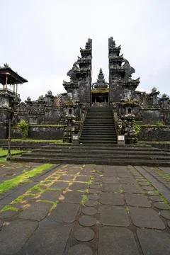 Imposing split gate entrance (candi bentar) of a Balinese Hindu temple with.. Stock Photos