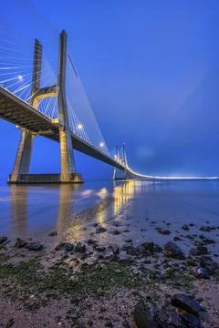 The imposing Vasco da Gama cable-stayed bridge over the Tagus River in Lisbon, Foto stock