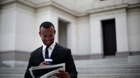 Imprenditore beve caffè e legge giornale fuori città Stock Footage 141391381